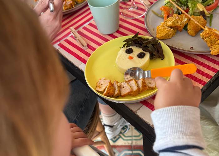 repas-enfant-famille-page