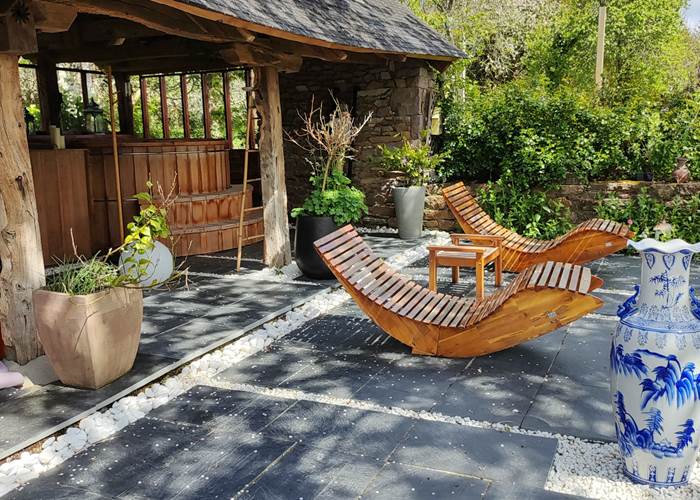 un moment de relaxation dans un cadre bucolique et paisible, le grand bain chaud Ofuro de la Demeure du Porzou