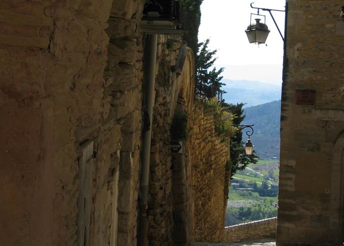 Ruelle de Gordes en descendant vers le lavoir