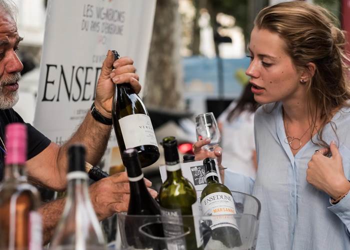 Dégustation de vins du Languedoc lors d'un événement œnotouristique à Béziers Méditerranée près de Montblanc