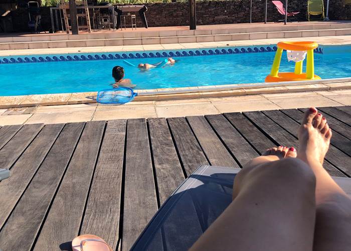 Profiter du soleil tout en surveillant les enfants...