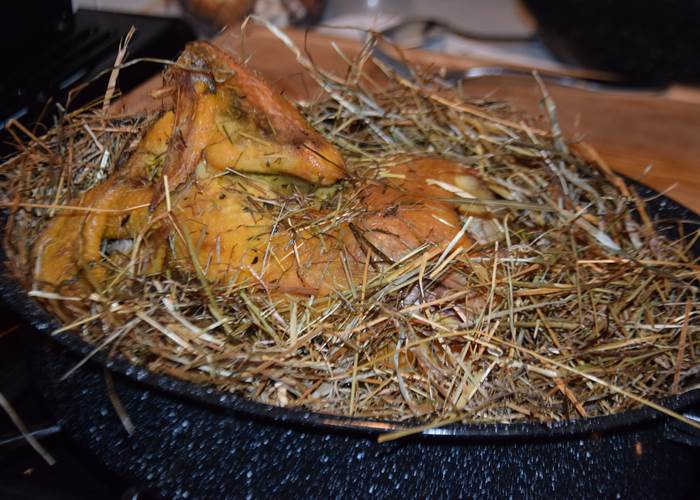 Poularde fermière cuite au foin bio