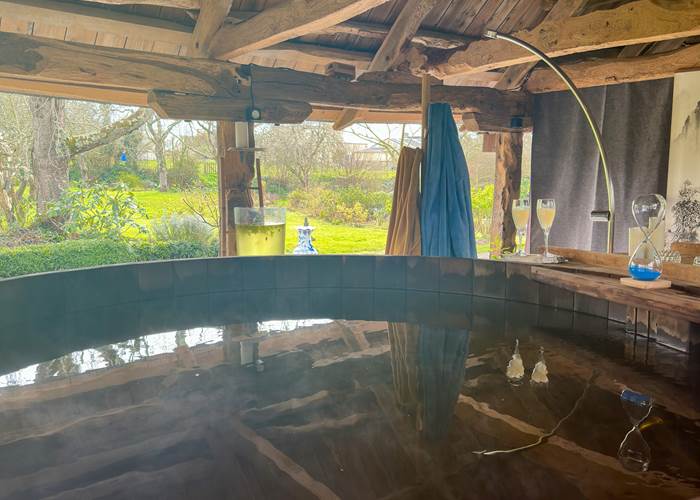 profiter des bienfaits de l'eau chaude reminéralisée au sel d'Epsom du bain Ofuro