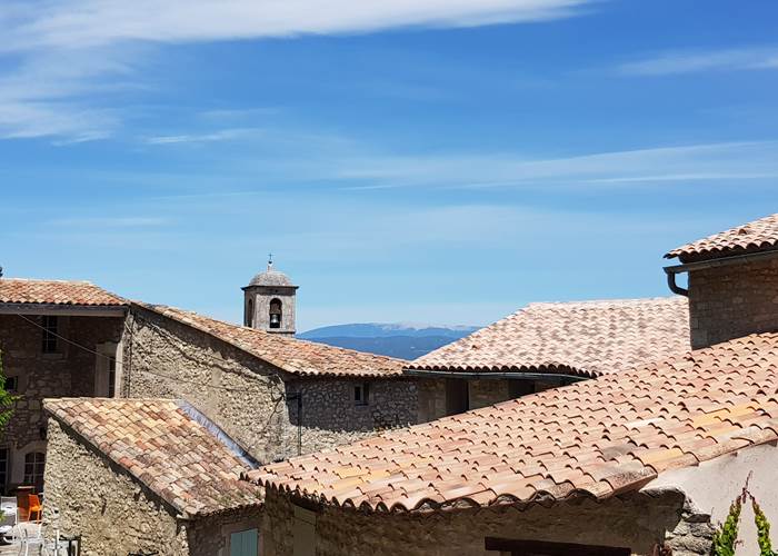 Toits_dans_le village_de_Lacoste et sommet_du_Mont_Ventoux