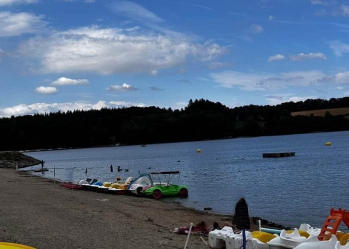 lac-de-pareloup-plage-baignade-activites-famille-proche-saisonnee-chambres-hotes-aveyron.jpg