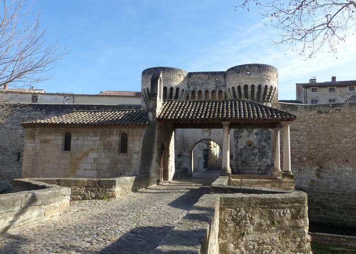 pernes les fontaines