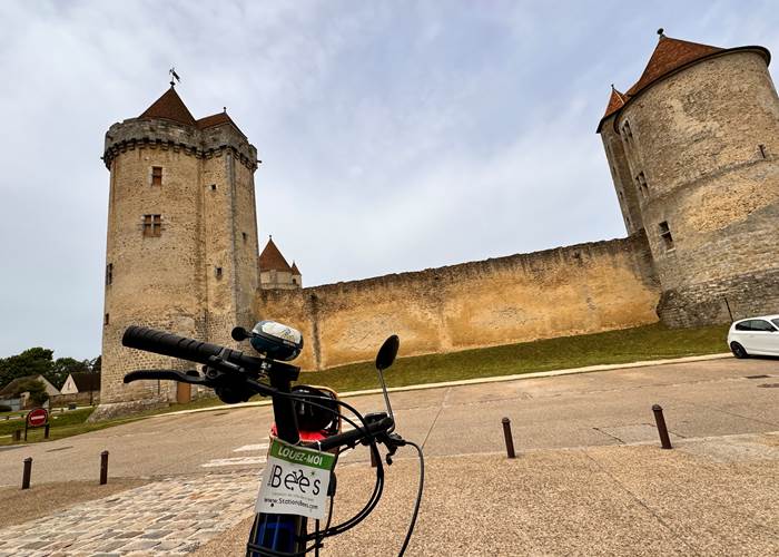 Pause devant le Chateau de Blandy-les-Tours en vélo électrique avec Stations bees Melun Location de vélo