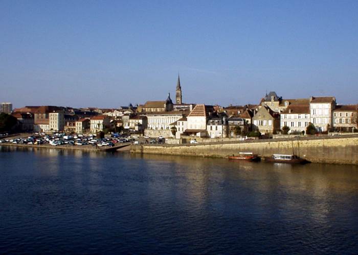 Bergerac-vue-sur-la-Dordogne-ville-historique-rivière