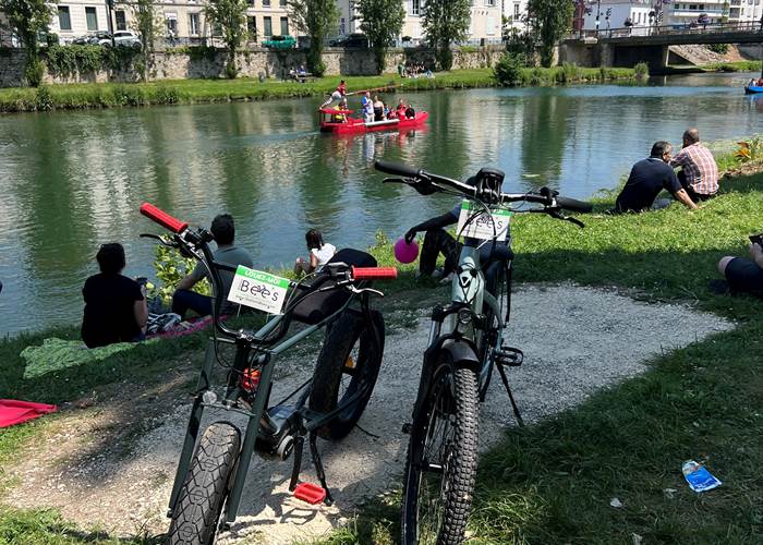 Pause en bord de Seine à Melun en vélo électrique avec Stations bees Melun Location de vélo
