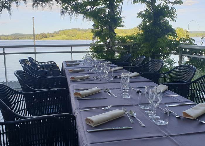 terrasse sur le Lac- La caravelle -sous la glycine