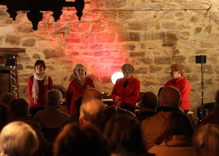 Le Chœur de Femmes VARIA VOCE, éclairage à la bougie au Château de Saint-Chamarand