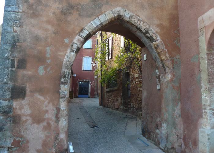 Ruelles du village de Roussillon en Provence Luberon