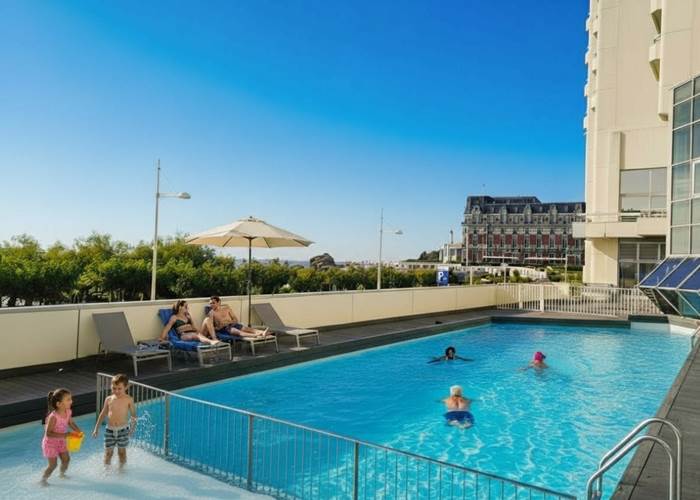 Piscine du Victoria Surf pour petits et grands