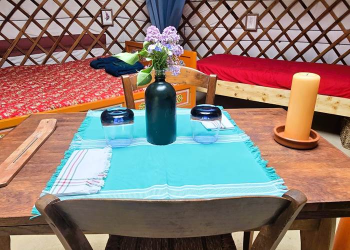 Table dressée avec bouquet de fleurs du jardin de la Petite Yourte