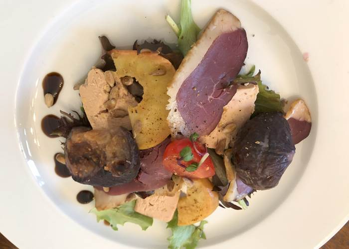 Salade du sud ouest, foie gras de canard, figue rôtie au miel et croustillant