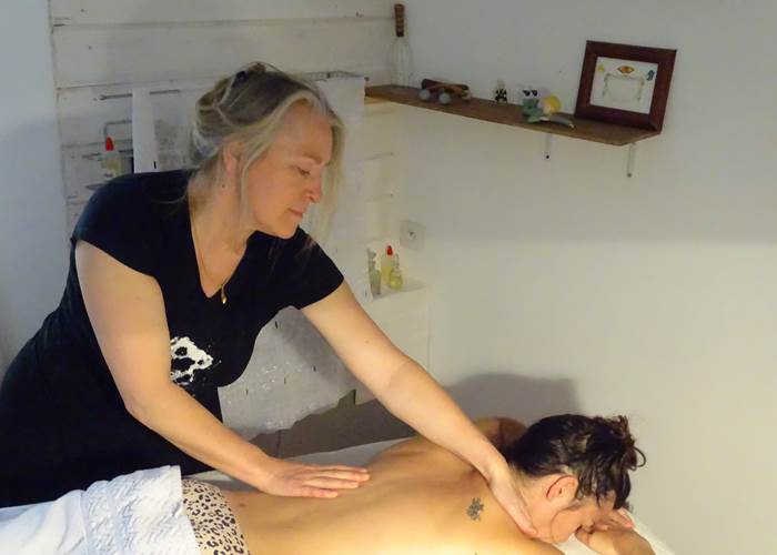 Massage bien-être sur table avec du lait de massage - chez d'Jill à Nolay, près de Beaune