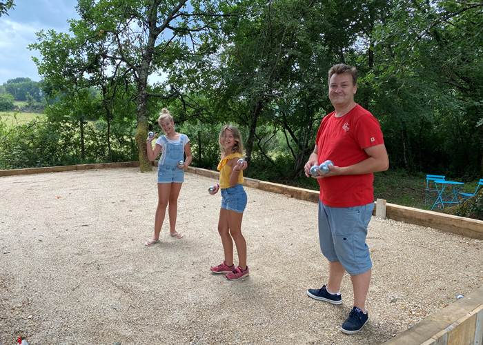 Partie de Pétanque en famille