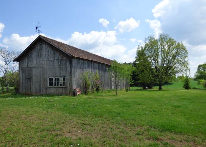 L'ancien séchoir à tabac transformé en salle de détente et de jeux-page