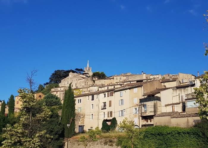 Bonnieux et sa chapelle du Xème siècle flanc Nord du massif du Luberon