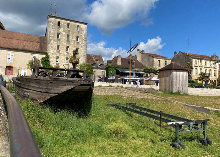 gabarre-quai-cyrano-bergerac-dordogne-bateau-traditionnel