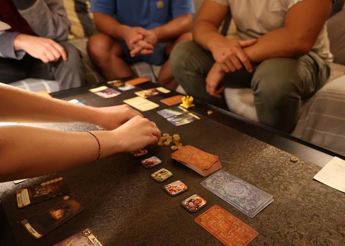 Soirée jeux dans le Château de Saint-Chamarand dans le Lot, ludothèque en accès libre dans le grand salon