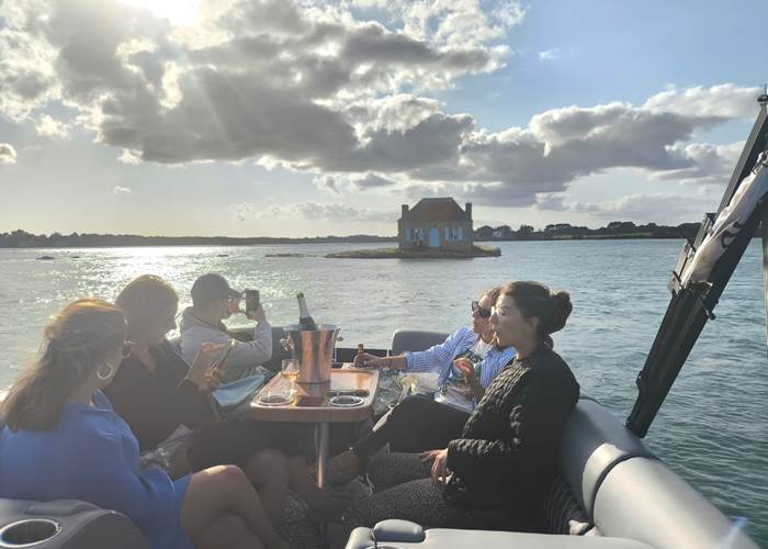 Nos passagers d'un jour face à St Cado