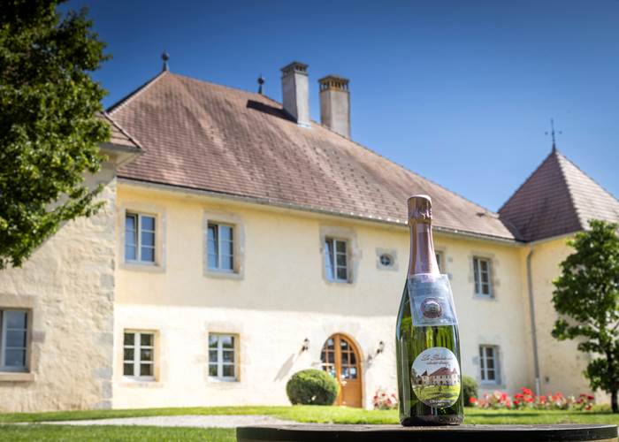 Le meilleur endroit pour déguster le champagne du Relais des deux tours avec ses capsules de collection