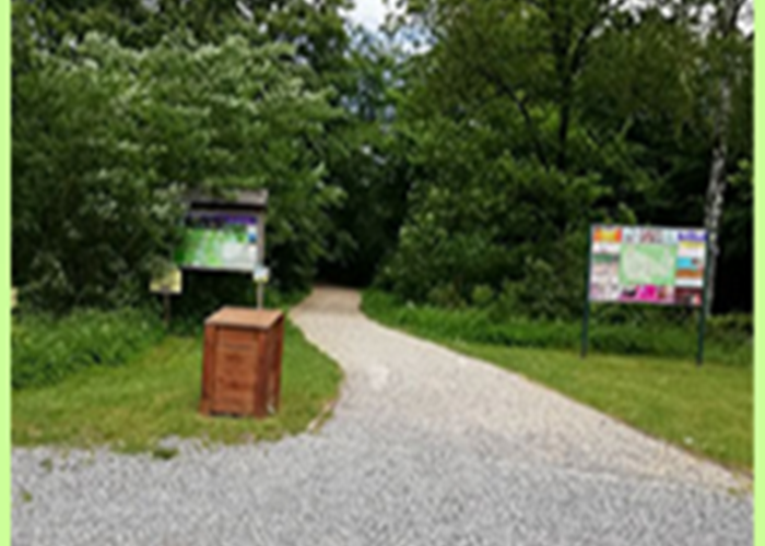 Chemin d'accès : sentier de dolomie menant au pavillon d'accueil