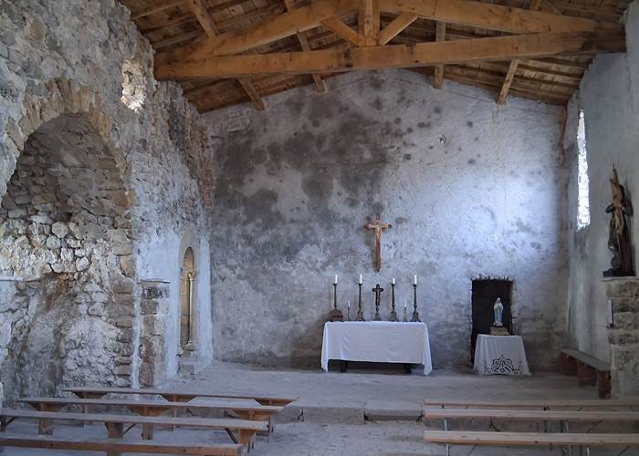 Hameau Du poil Eglise parfaitement conservée