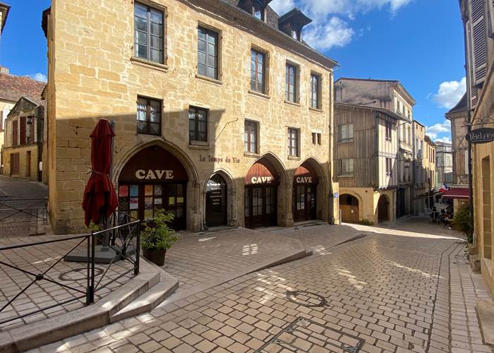 rue-pittoresque-bergerac-dordogne-architecture-medievale