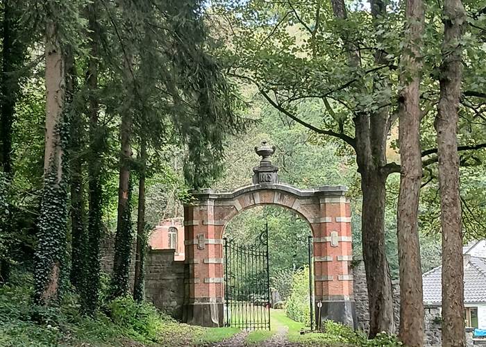 l'ancien portail du château aux mille fenêtres