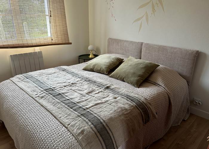 Vue du lit de la chambre " Fleur sauvage " de Maison Ginette à Oléron