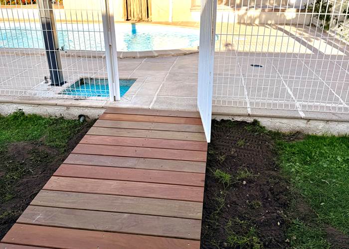 acces-pmr-piscine-passerelle-bois-securisee-mas-des-anges-soussans-margaux-medoc.jpg