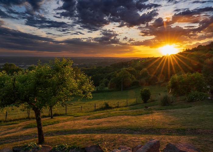Vue du coucher de soleil au-dessus de la Domostella à Noailhac en Corrèze, hébergement insolite pour couple