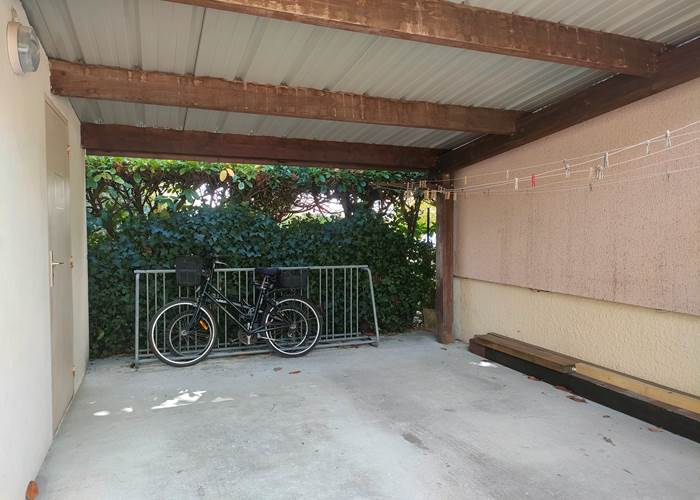 Abri vélos couvert Locaplage pour groupe de cyclotouristes sur le Bassin d'Arcachon