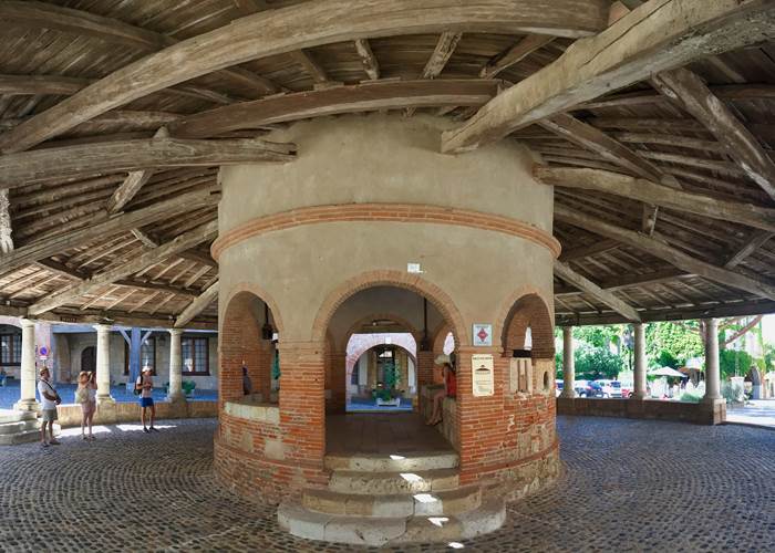AUVILLAR - Sous la halle circulaire...