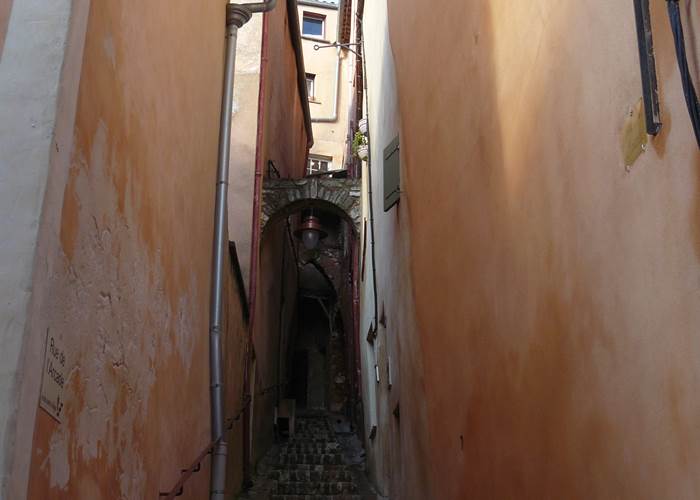 Ruelle étroite de Roussillon Provence Luberon