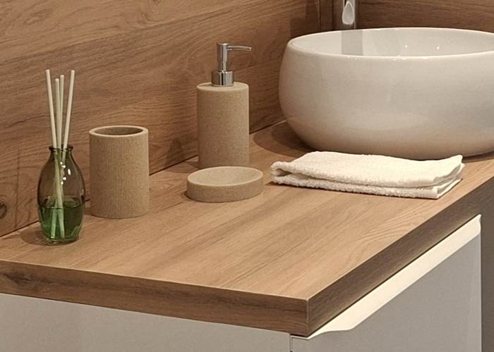 Détail vasque et plan en bois dans la salle de bain de la chambre Bleue aux Gîtes de Monte Blanco à Montblanc-news