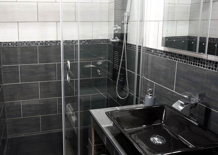 Salle d’eau élégante – Hôtel La Sapinière