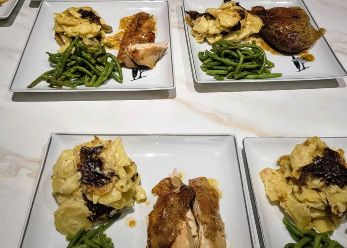 assiette-dinde-gratin-dauphinois-haricots-verts-table-dhotes-aveyron