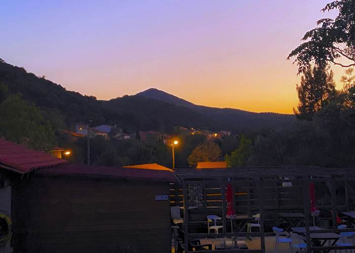 camping caramany accueil coucher de soleil 66