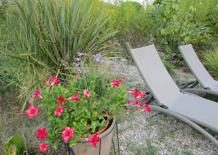 farniente sur un transat de la villa les hespérides à grimaud