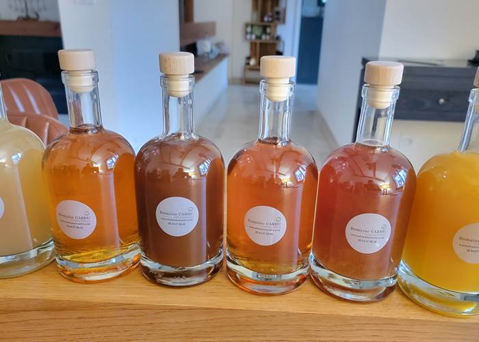 Découvrez notre gamme complète de liqueurs artisanales, élaborées avec passion au Domaine Cardu.