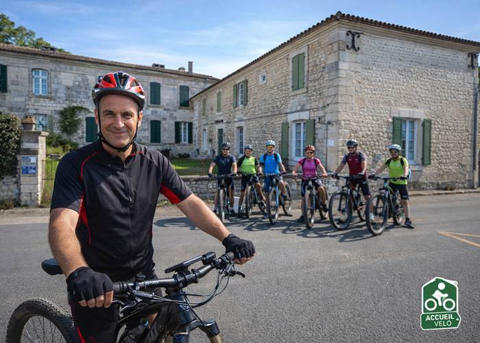 Gilles devant la Maison Garesché à Nieulle-sur-Seudre avec un groupe de cyclotouristes