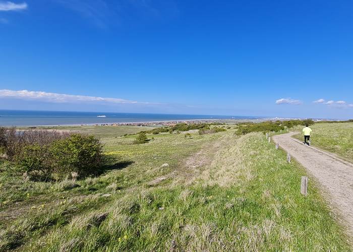Randonnez en famille dans les Noires Mottes et profitez de cette vue imprenable sur Sangatte et Wissant.