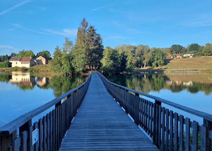 Lac d'Arfeuille à Saint Yrieix La Perche - La passerelle
