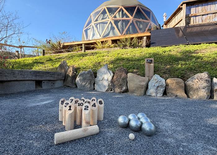 Jeux de pétanque et Molkky à disposition