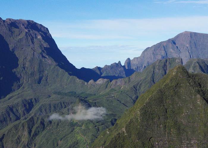 Les trois Salaze depuis la Roche Ecrite (Piton des neiges à gauche, Grand Benare à droite)