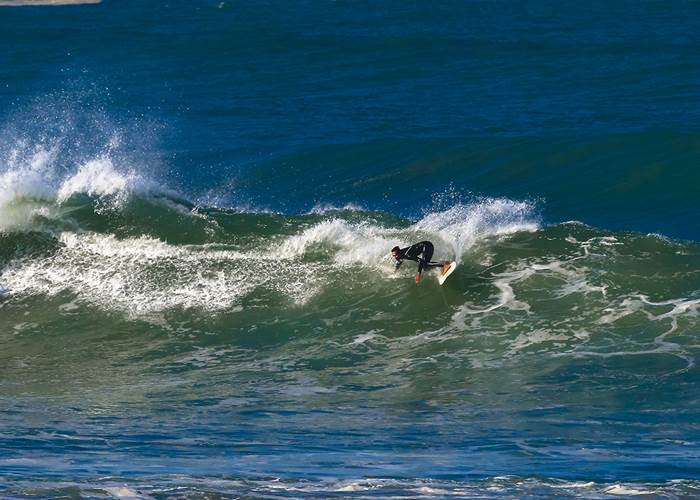 Surf sur la côte sauvage