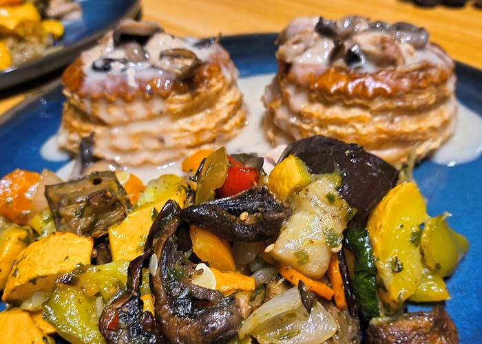 Le vol-au-vent de Céline, au poulet et champignons crémeux, accompagné d'une touche de risotto.